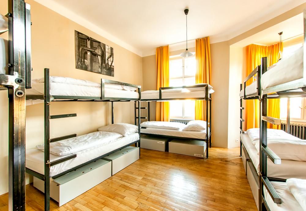 12 camas dormitorio - Mixta - Standard - Baño común en el mismo piso