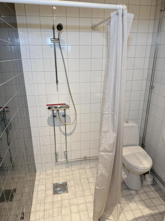 Una cama en un dormitorio mixto de 8 camas - con baño privado.