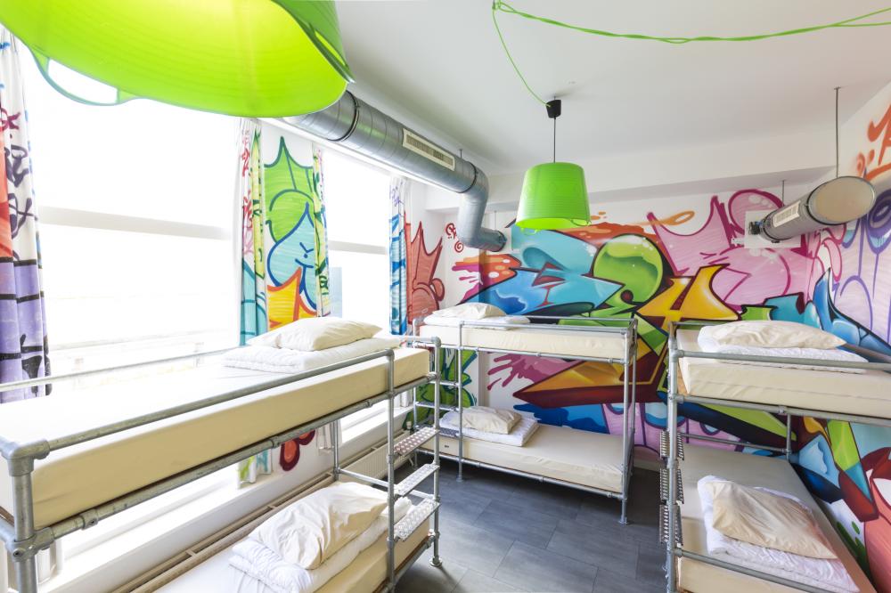 1 cama en un dormitorio estándar de 10 camas