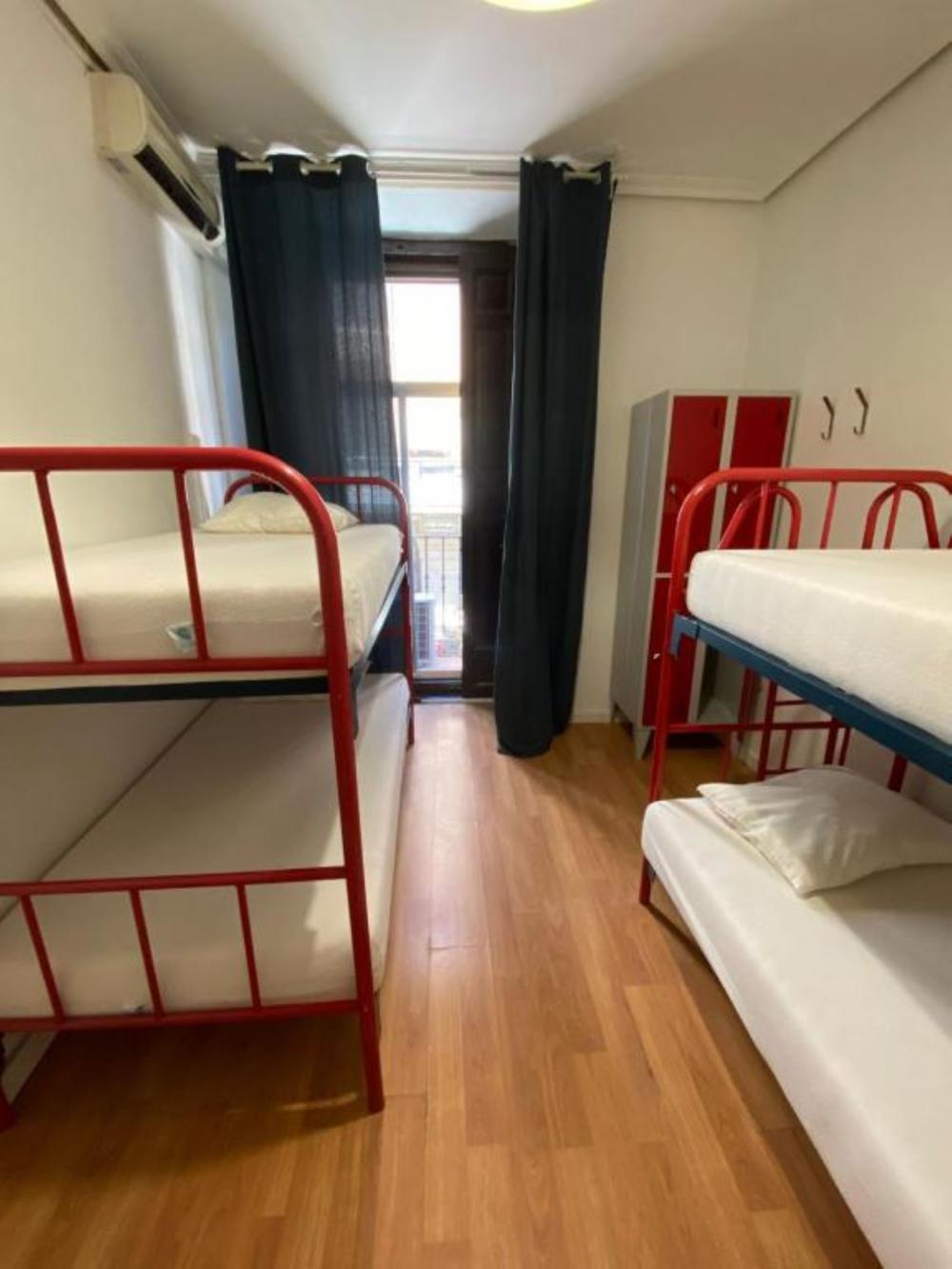 dormitório compartilhado de 4 camas com WC