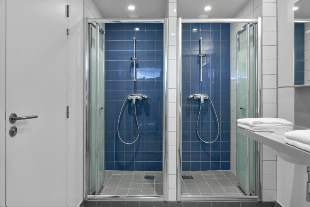 Cama en un dormitorio masculino de 6 camas
