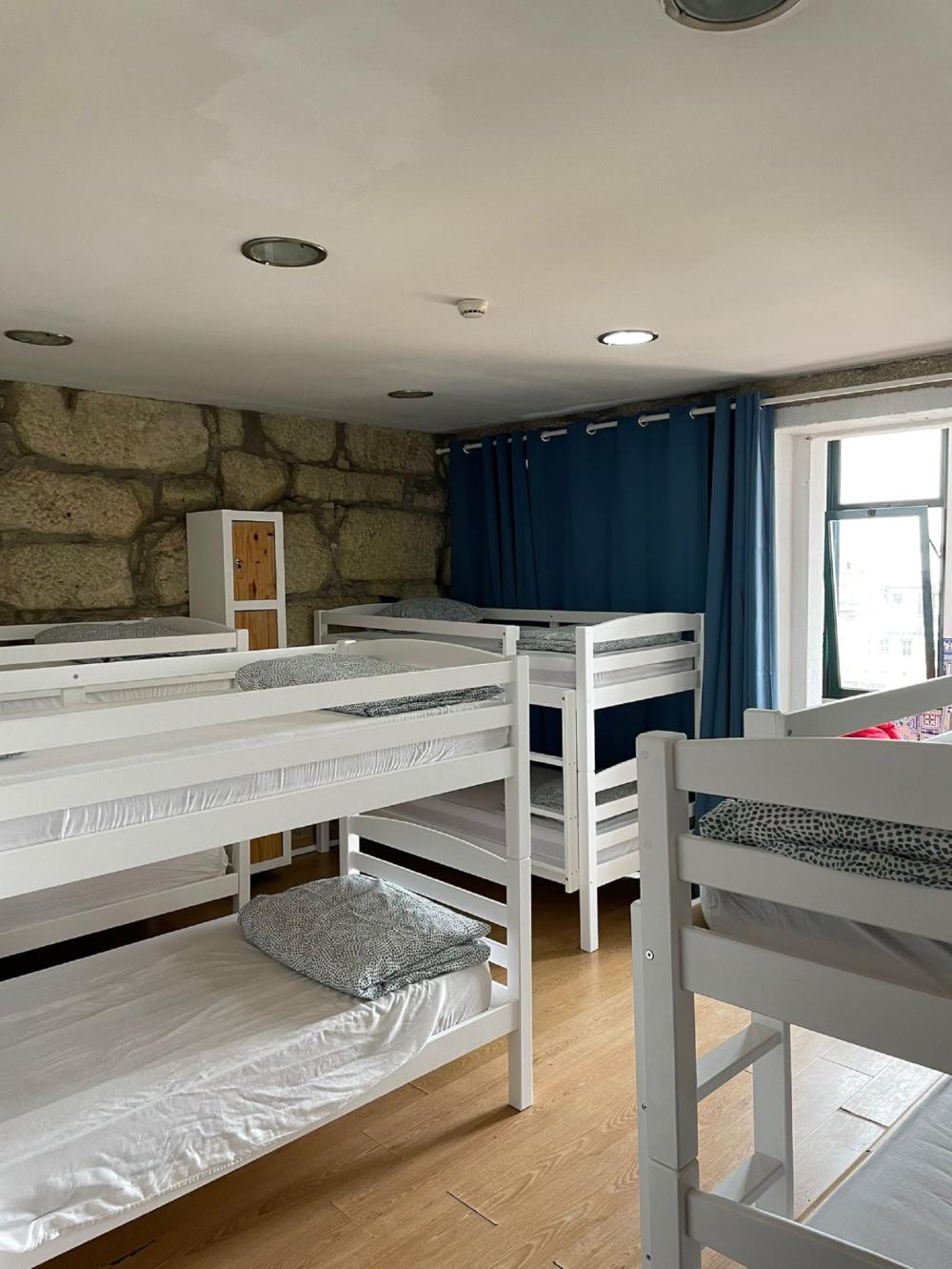10 camas dormitorio - Mixta - Standard - Baño común en el mismo piso