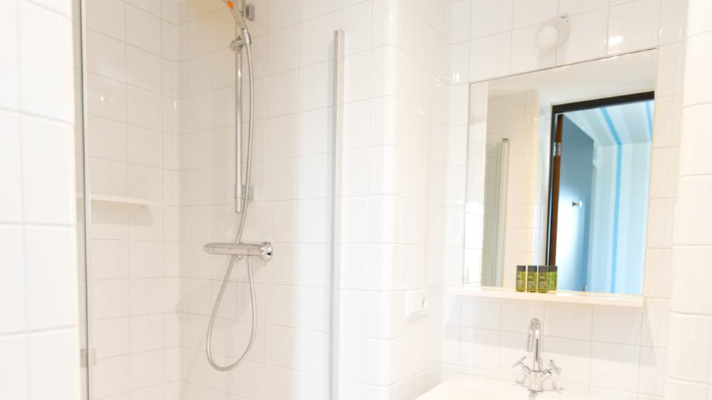 Cama en dormitorio de 6 camas - Baño privado