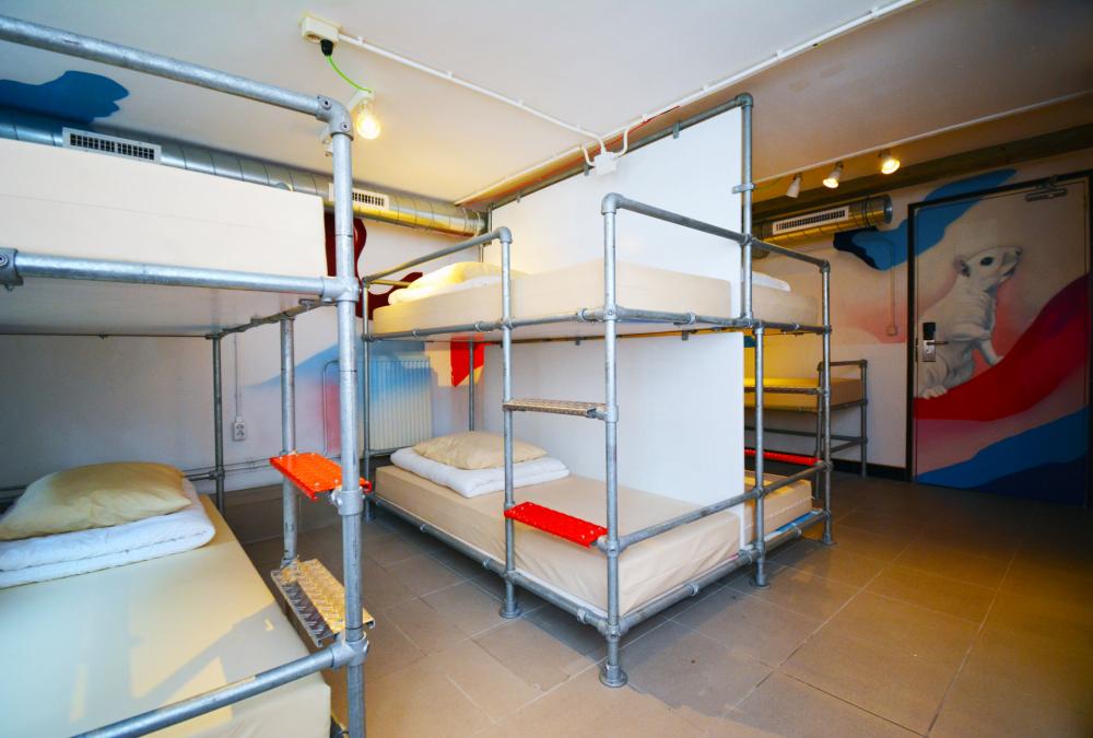 1 cama en un dormitorio económico en el sótano
