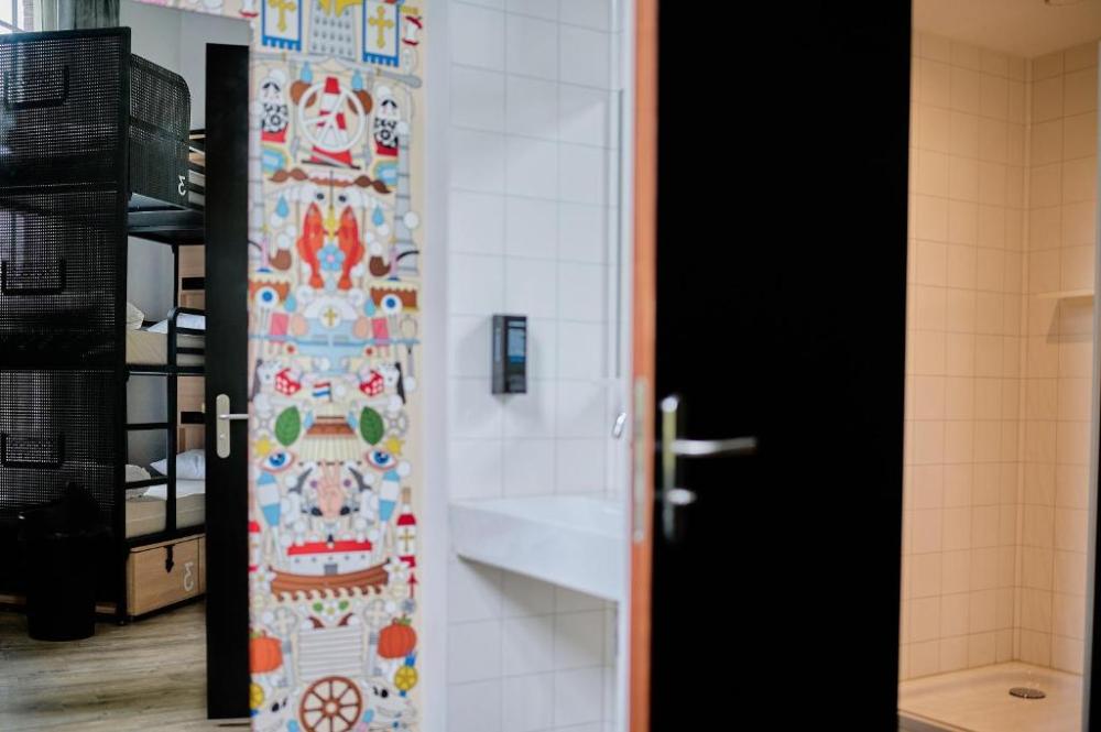 Cama en dormitorio de 4 camas – baño privado