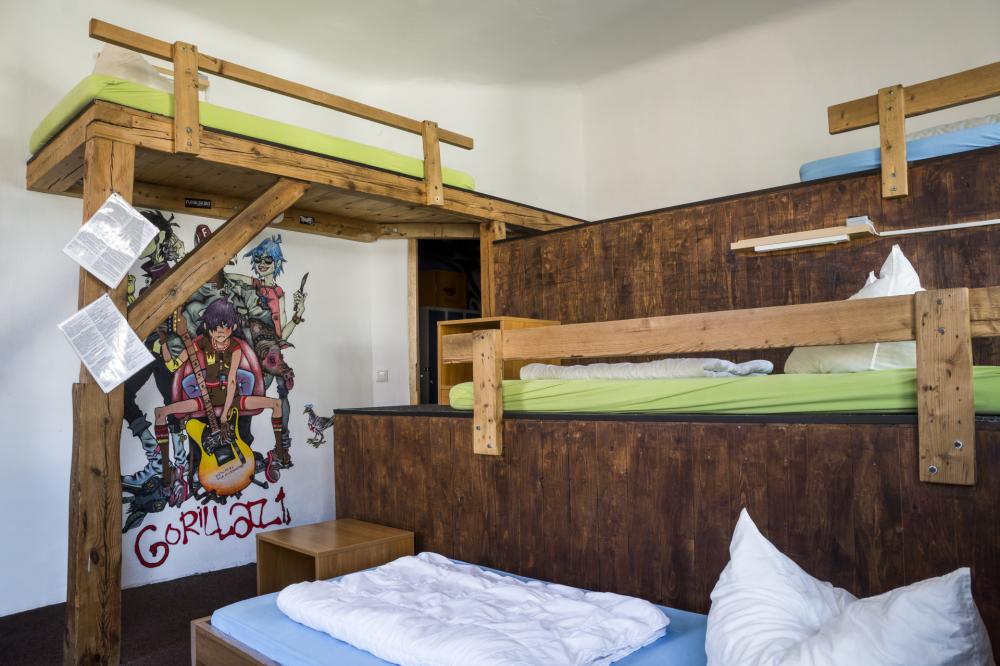6 camas dormitorio - Mixta - Standard - Baño común en el mismo piso