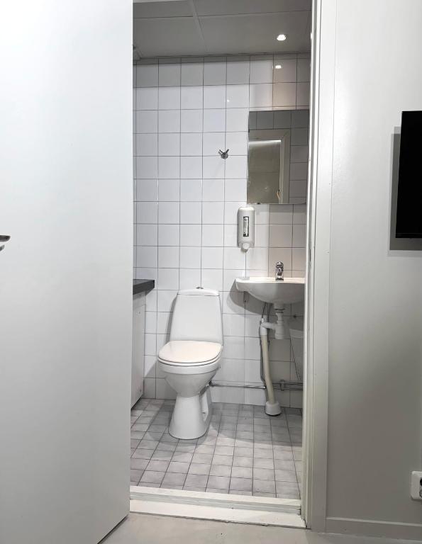 Habitación privada con dos camas individuales y baño privado