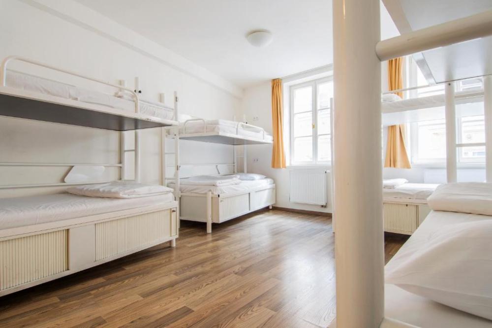 Cama en dormitorio mixto de 6 camas con baño privado