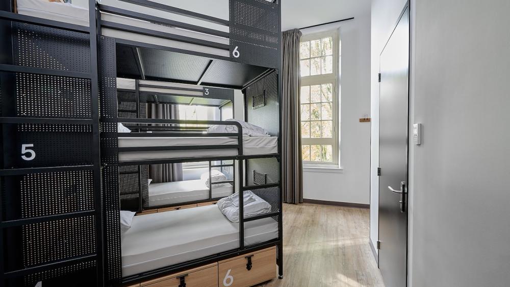 Cama en dormitorio femenino de 6 camas - Baño privado