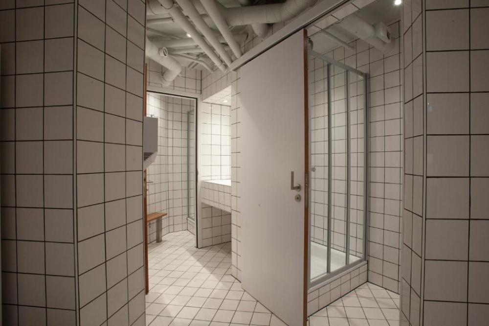 Cápsula individual con baño compartido