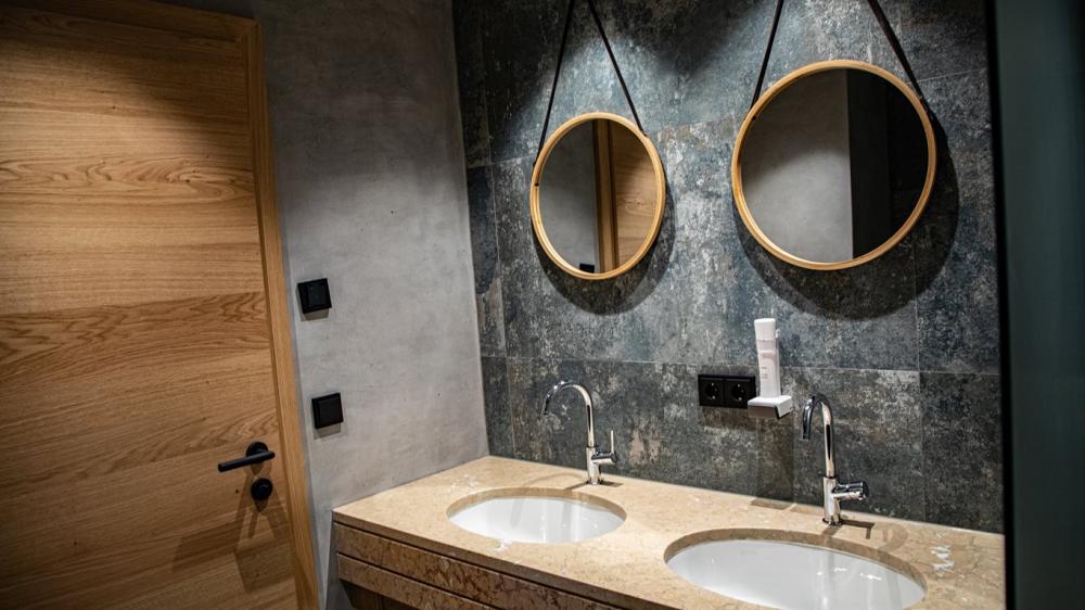 Cama en dormitorio compartido de 9 camas para caballeros con baño privado