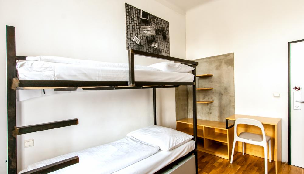 4 camas dormitorio - Mixta - Standard - Baño común en el mismo piso
