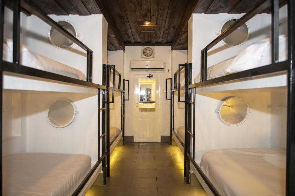 Dormitorio mixto estándar de 6 camas