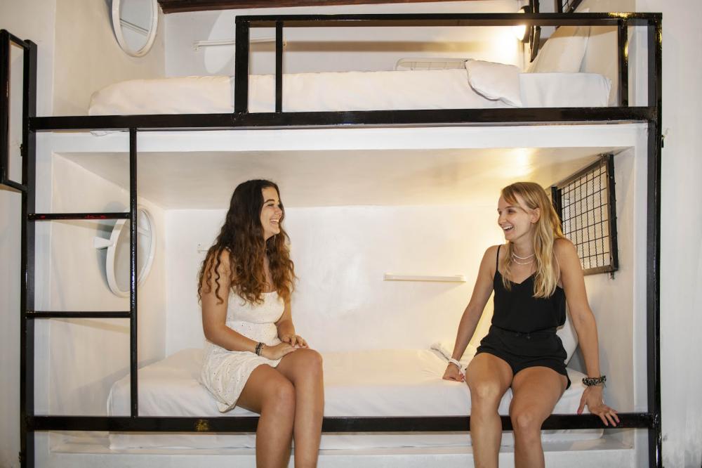 Dormitorio mixto estándar de 8 camas