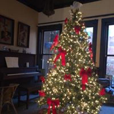 Nuestro árbol de navidad y piano en el escenario. Image